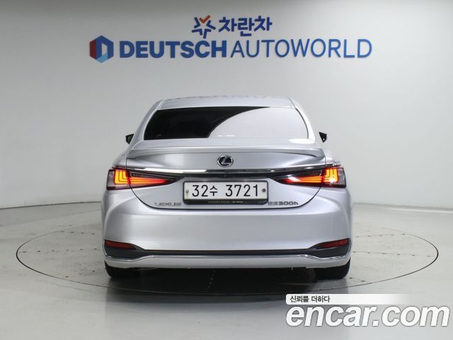 Lexus ES 2019 — photo 4