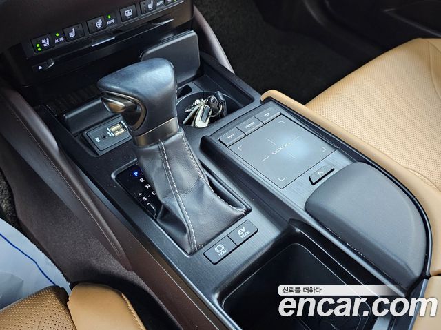 Lexus ES 2019 — photo 9