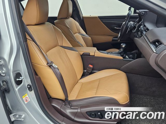Lexus ES 2019 — photo 10