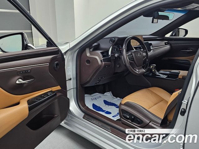 Lexus ES 2019 — photo 11
