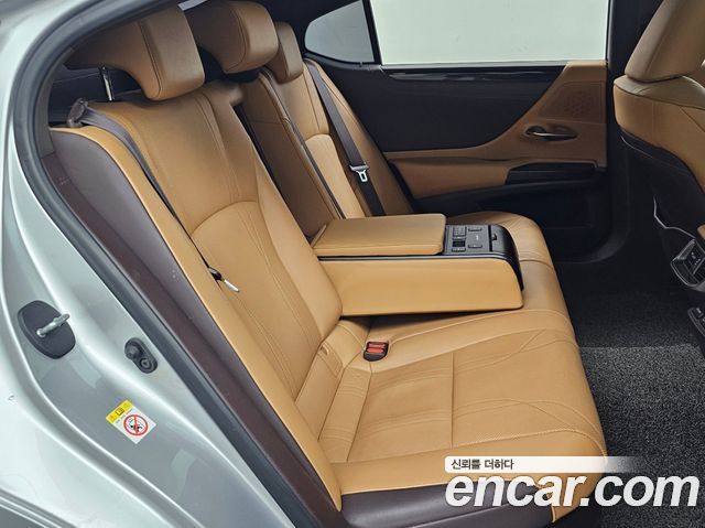 Lexus ES 2019 — photo 12