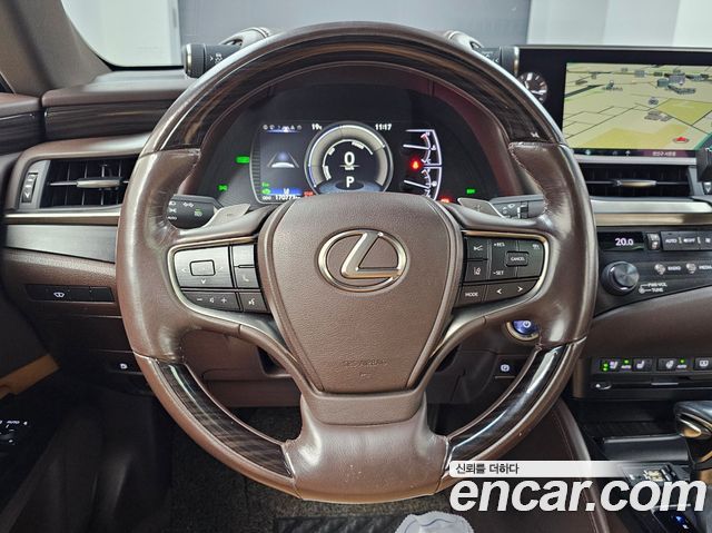 Lexus ES 2019 — photo 13