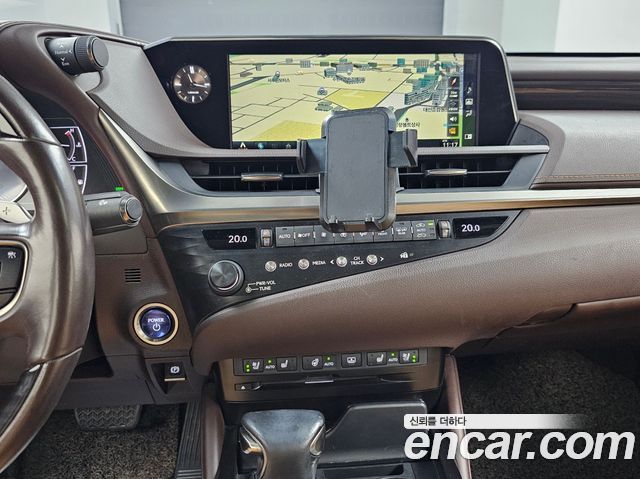 Lexus ES 2019 — photo 14