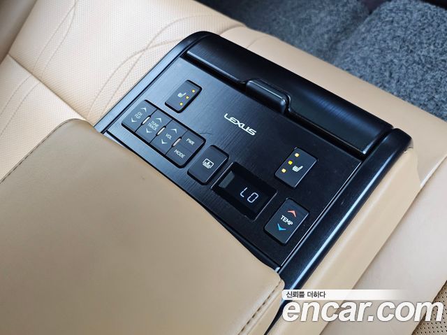 Lexus ES 2019 — photo 16