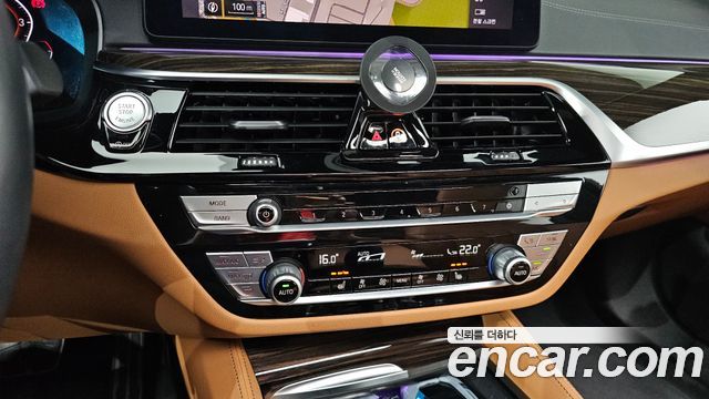 BMW 5-Series 2021 — photo 23