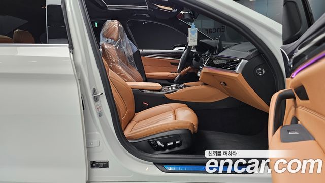 BMW 5-Series 2021 — photo 16