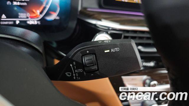 BMW 5-Series 2021 — photo 28