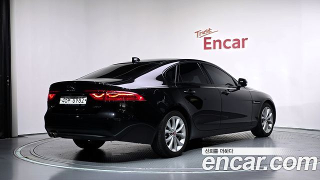 Jaguar XF 2018 — photo 2