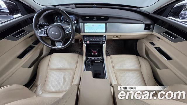 Jaguar XF 2018 — photo 10