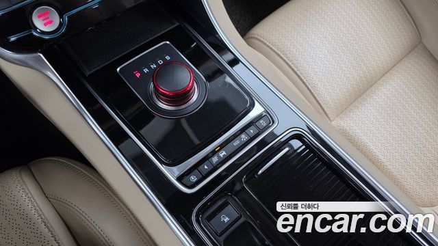 Jaguar XF 2018 — photo 12