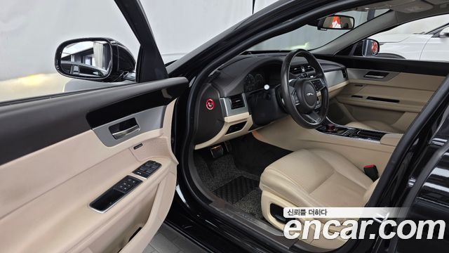 Jaguar XF 2018 — photo 13