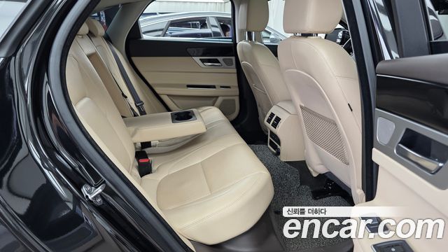Jaguar XF 2018 — photo 17