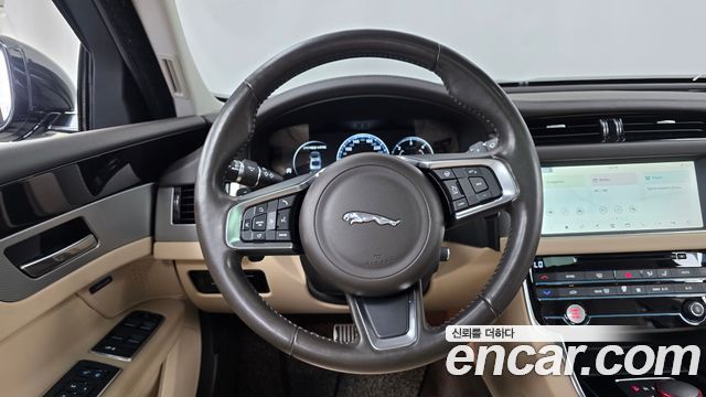 Jaguar XF 2018 — photo 18
