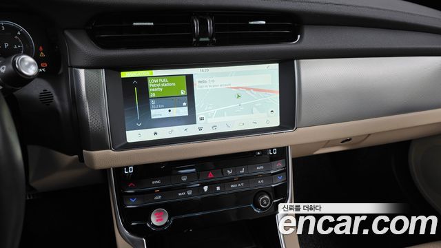 Jaguar XF 2018 — photo 19