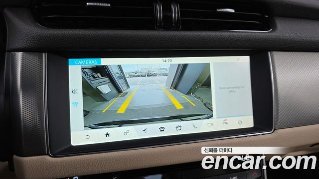 Jaguar XF 2018 — photo 20