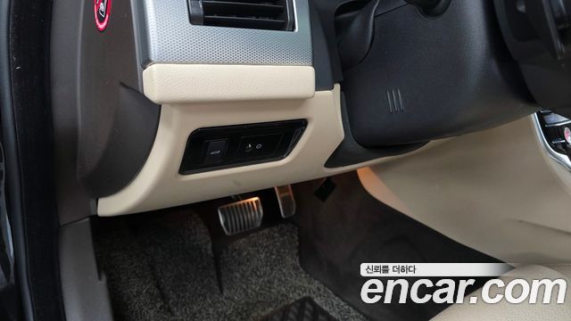 Jaguar XF 2018 — photo 22