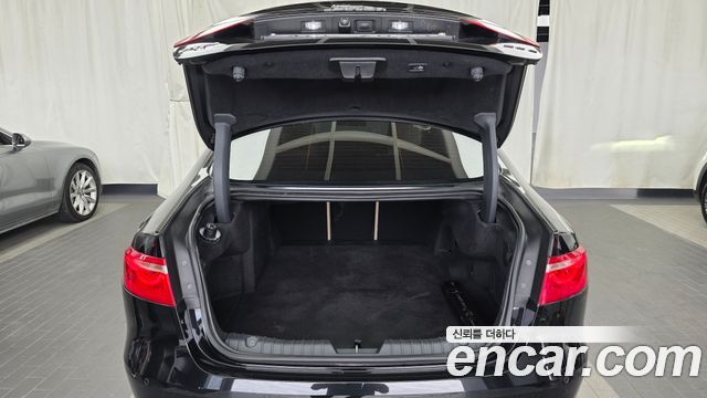 Jaguar XF 2018 — photo 26