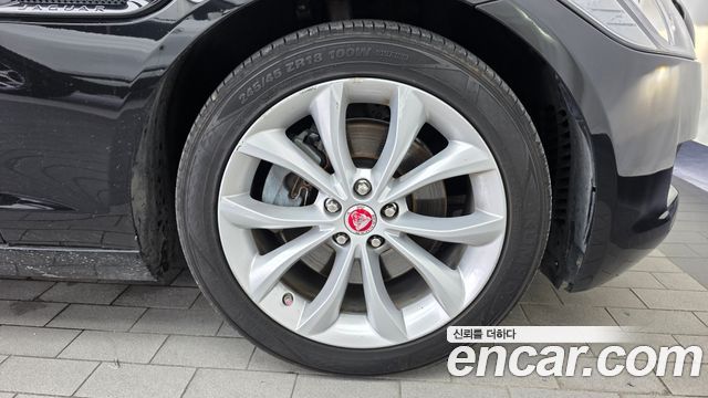 Jaguar XF 2018 — photo 7