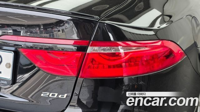 Jaguar XF 2018 — photo 9