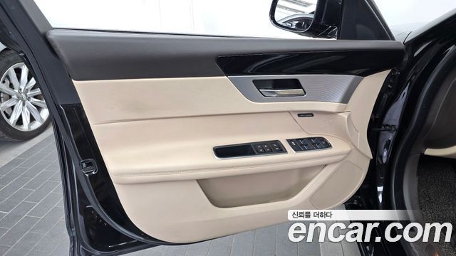 Jaguar XF 2018 — photo 14