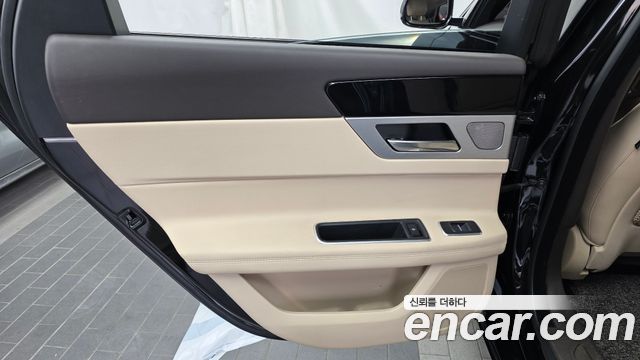 Jaguar XF 2018 — photo 15