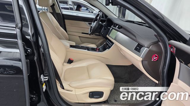 Jaguar XF 2018 — photo 16