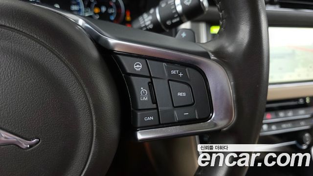 Jaguar XF 2018 — photo 27