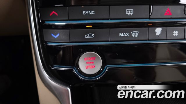 Jaguar XF 2018 — photo 28