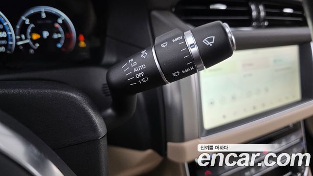 Jaguar XF 2018 — photo 29