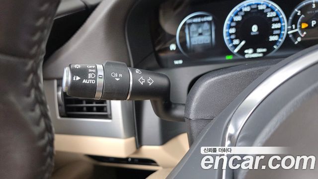 Jaguar XF 2018 — photo 30
