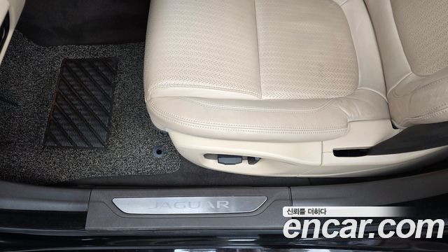 Jaguar XF 2018 — photo 31