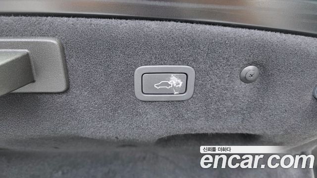 Jaguar XF 2018 — photo 32