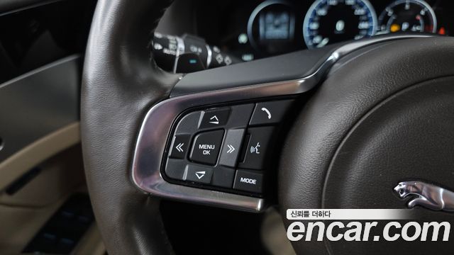 Jaguar XF 2018 — photo 34