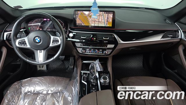 BMW 5-Series 2022 — photo 10