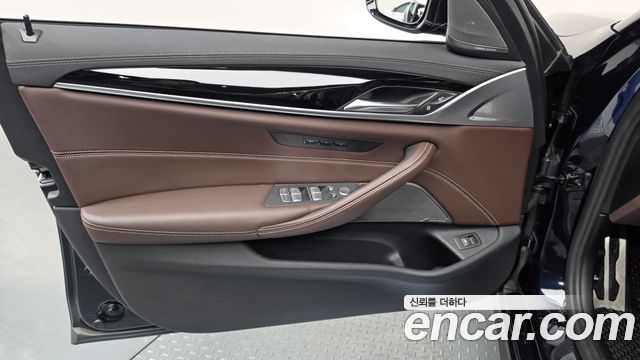 BMW 5-Series 2022 — photo 14