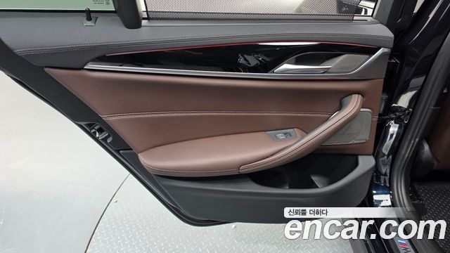 BMW 5-Series 2022 — photo 15