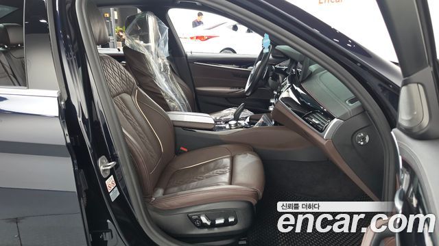 BMW 5-Series 2022 — photo 16