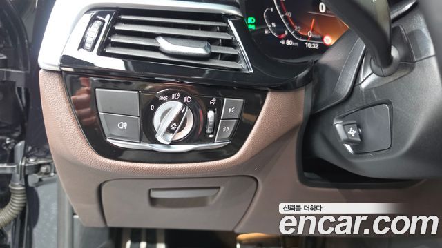 BMW 5-Series 2022 — photo 29