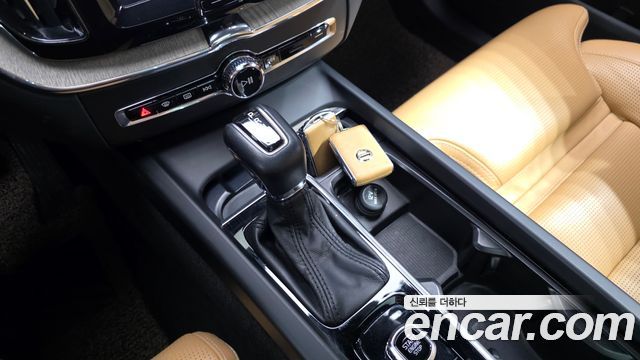 Volvo XC60 2019 — photo 9