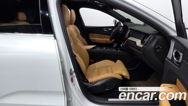 Volvo XC60 2019 — photo 10