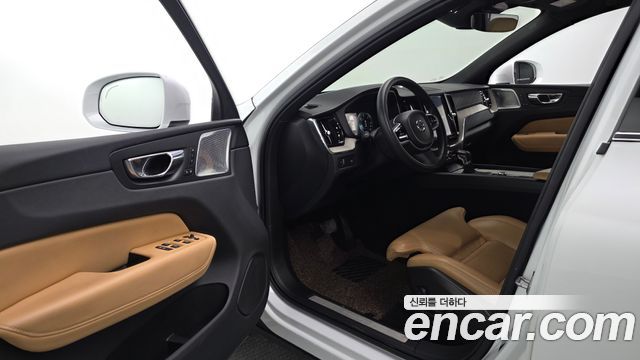 Volvo XC60 2019 — photo 11