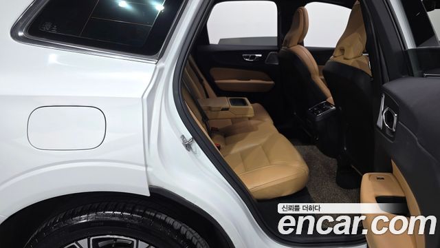 Volvo XC60 2019 — photo 12