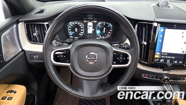 Volvo XC60 2019 — photo 13