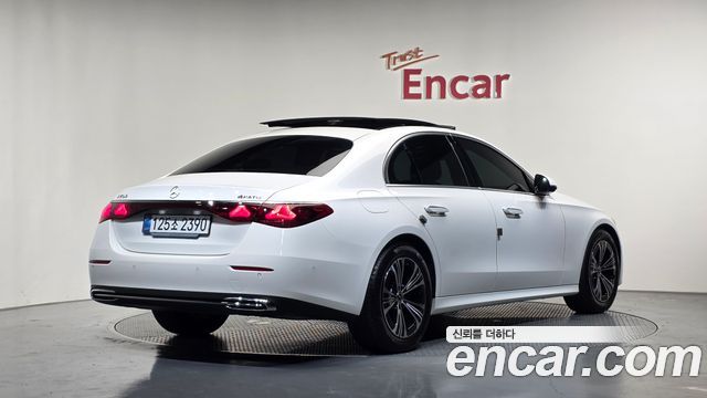 Mercedes-Benz E-Class 2025 — photo 2