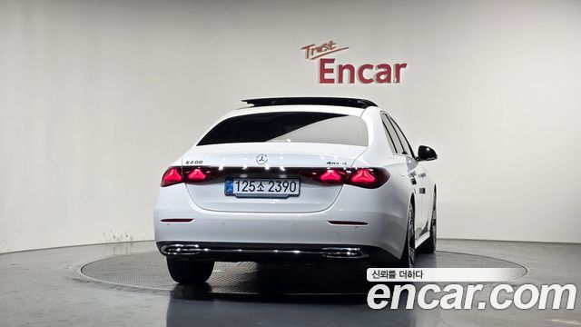 Mercedes-Benz E-Class 2025 — photo 4