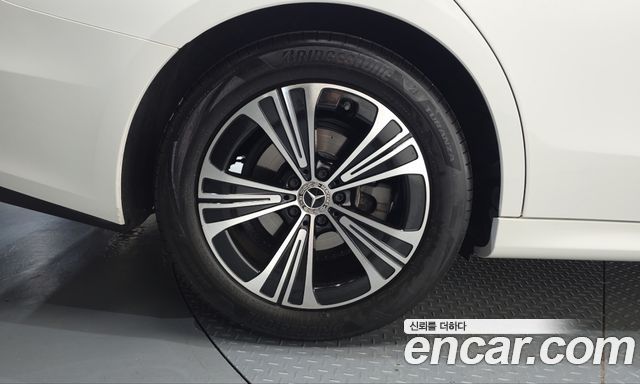 Mercedes-Benz E-Class 2025 — photo 5