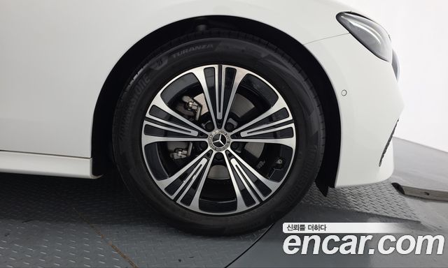Mercedes-Benz E-Class 2025 — photo 7