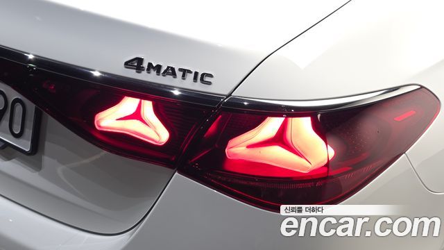 Mercedes-Benz E-Class 2025 — photo 9