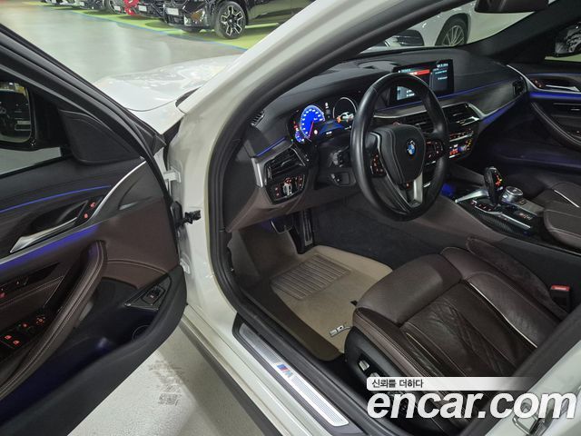BMW 5-Series 2018 — photo 10
