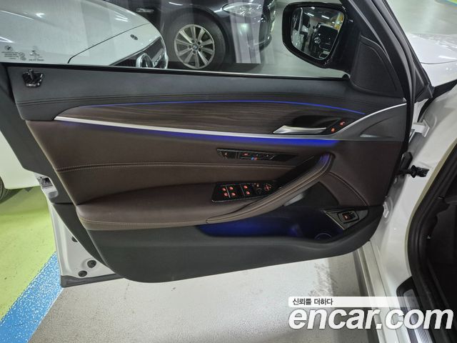 BMW 5-Series 2018 — photo 19